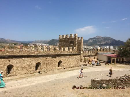 Надежная кладка средневековых стен Генуэзской крепости