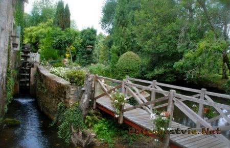 мостик в отеле Le Moulin Du Roc 4 мостик в отеле Le Moulin Du Roc 4