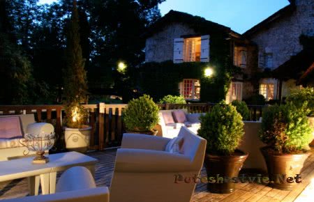 дворик отеля Le Moulin Du Roc 4 дворик отеля Le Moulin Du Roc 4