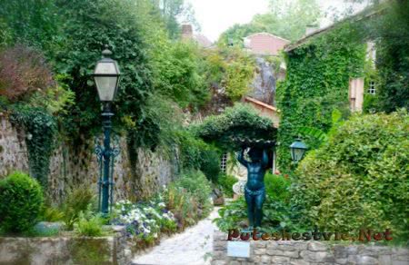красивый вид во дворе отеля Le Moulin Du Roc 4 красивый вид во дворе отеля Le Moulin Du Roc 4