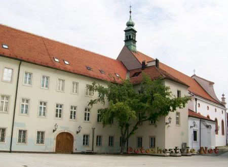 Галерея Кловичев двор в Загребе