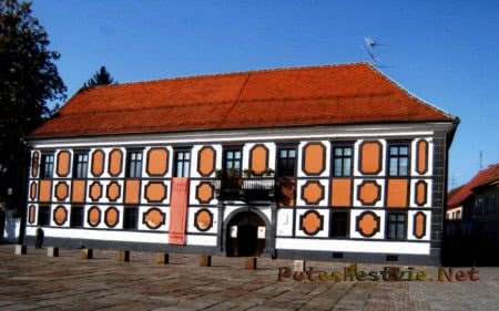 Галерея старых и новых мастеров во дворце Шермаге