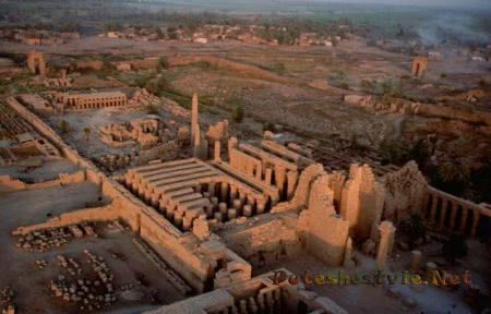 Храм в Карнаке Храм в Карнаке