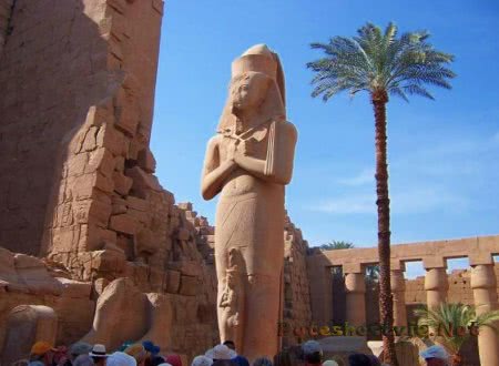Храм в Карнаке Храм в Карнаке