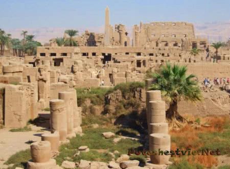 Храм в Карнаке Храм в Карнаке