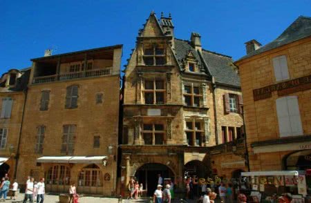 Фахверковый дом Maison de la Boetie Фахверковый дом Maison de la Boetie