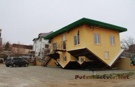Перевернутый дом