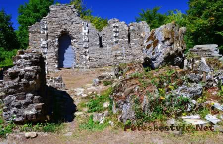 Руины средневекового храма Лоо