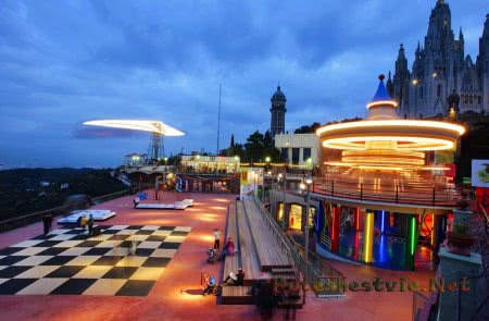 Парк аттракционов на горе Тибидабо в Барселоне