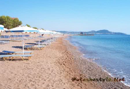 Пляж Монолитос