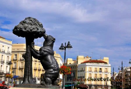 Памятник «Медведица с земляничным деревом»