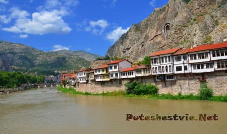 Висячие дома квартала Хатуние