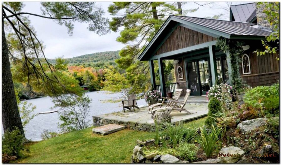 Домики на берегу озера