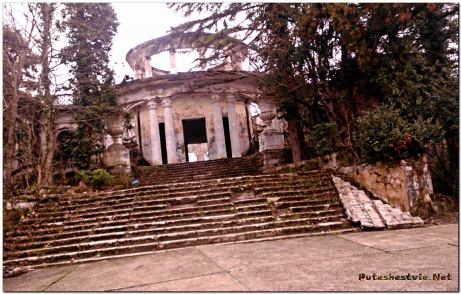 Заброшенный ресторан на горе Ахун