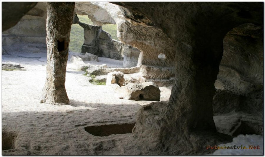 Пещерный город Эски-Кермен в Крыму