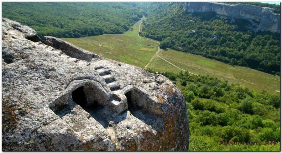 Пещерный город Эски-Кермен в Крыму