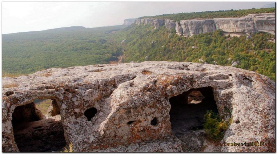 Пещерный город Эски-Кермен в Крыму