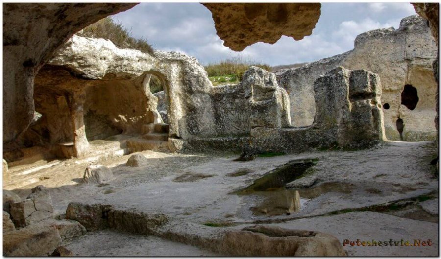 Пещерный город Эски-Кермен в Крыму