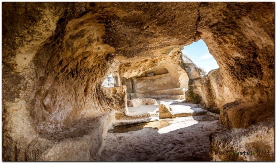 Пещерный город Эски-Кермен в Крыму