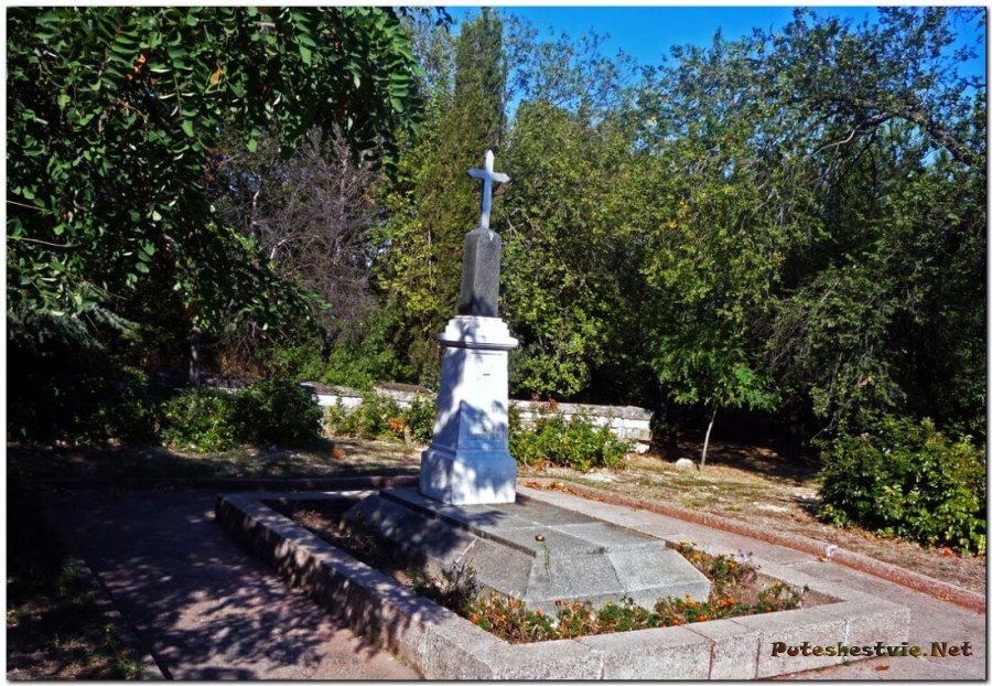 памятник над французско-русской братской могилой