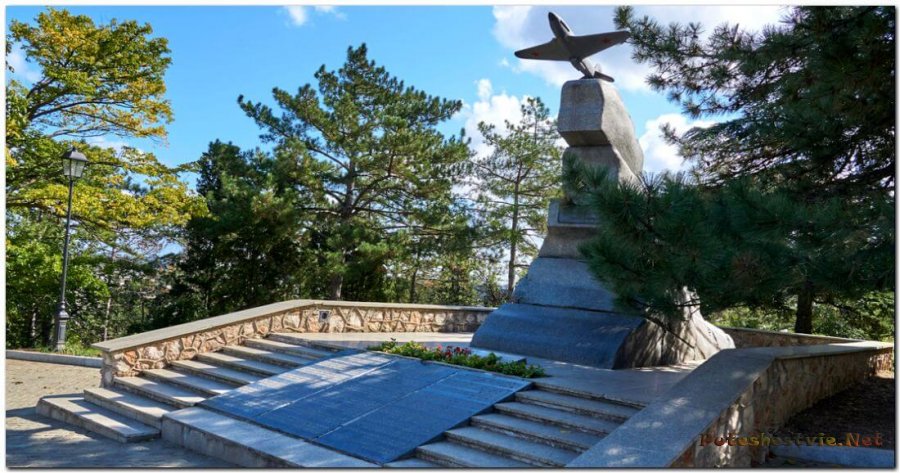 самолет як-3 памятник летчикам