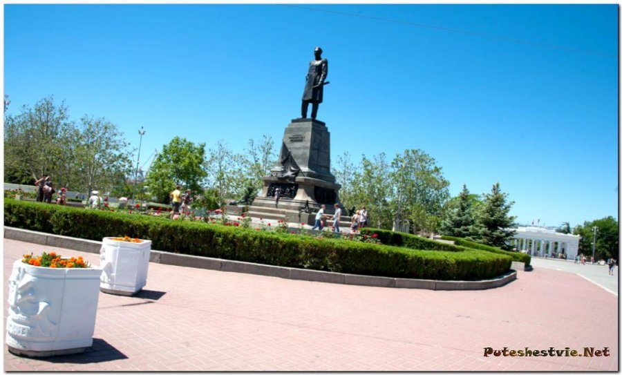 Памятник Нахимову