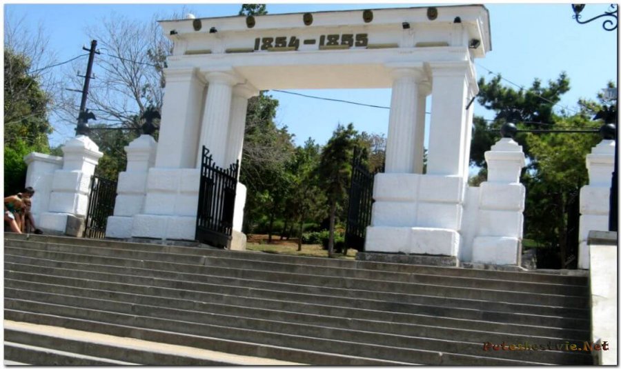 малахов курган белая арка с колоннами